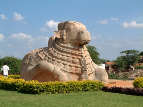 monolitická socha Nandina – Šivova býka, Lepakshi, Indie
