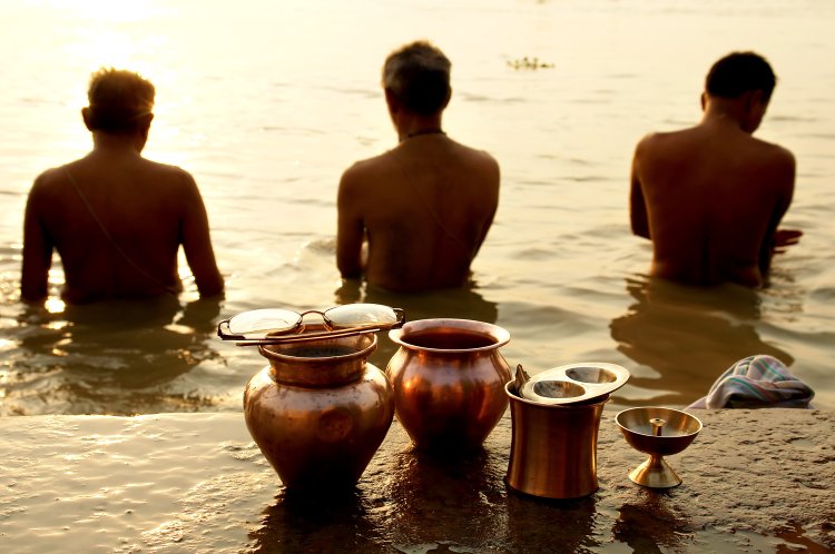 ranní rituál u řeky Gangy, Váránásí
