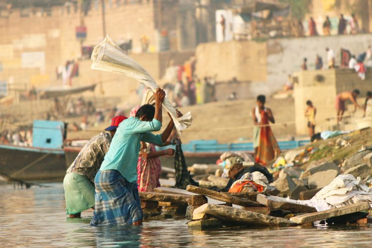 praní prádla, všední život u Gangy ve Váránásí